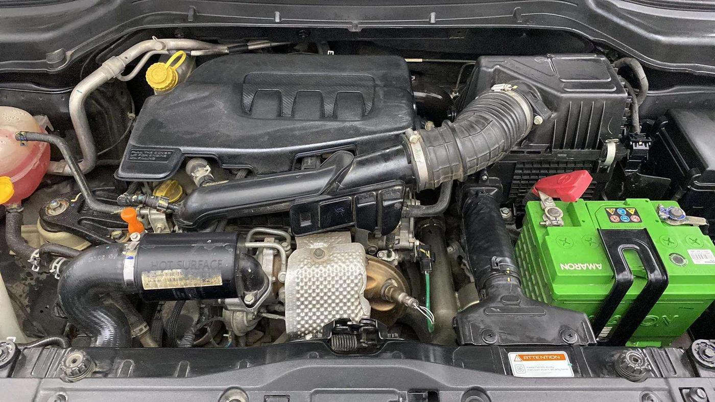2020 Mahindra XUV300 W8 (O) 1.2 PETROL, Petrol, Manual, 49,542 km, Engine View