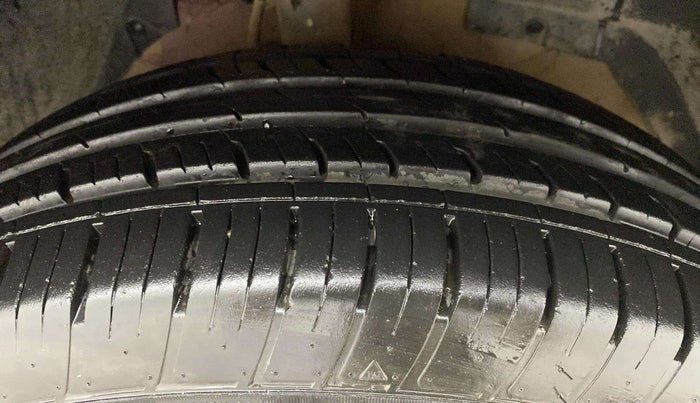 2019 Mahindra XUV500 W5, Diesel, Manual, 32,194 km, Right Rear Tyre Tread