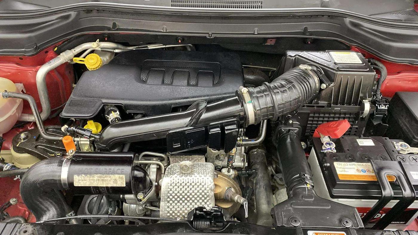 2022 Mahindra XUV300 W8 1.2 PETROL, Petrol, Manual, 18,189 km, Engine View