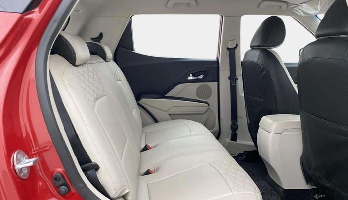 2022 Mahindra XUV300 W8 1.2 PETROL, Petrol, Manual, 18,189 km, Right Side Rear Door Cabin