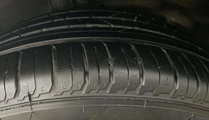 2017 Maruti Ciaz ALPHA 1.4 PETROL, Petrol, Manual, 32,225 km, Left Front Tyre Tread
