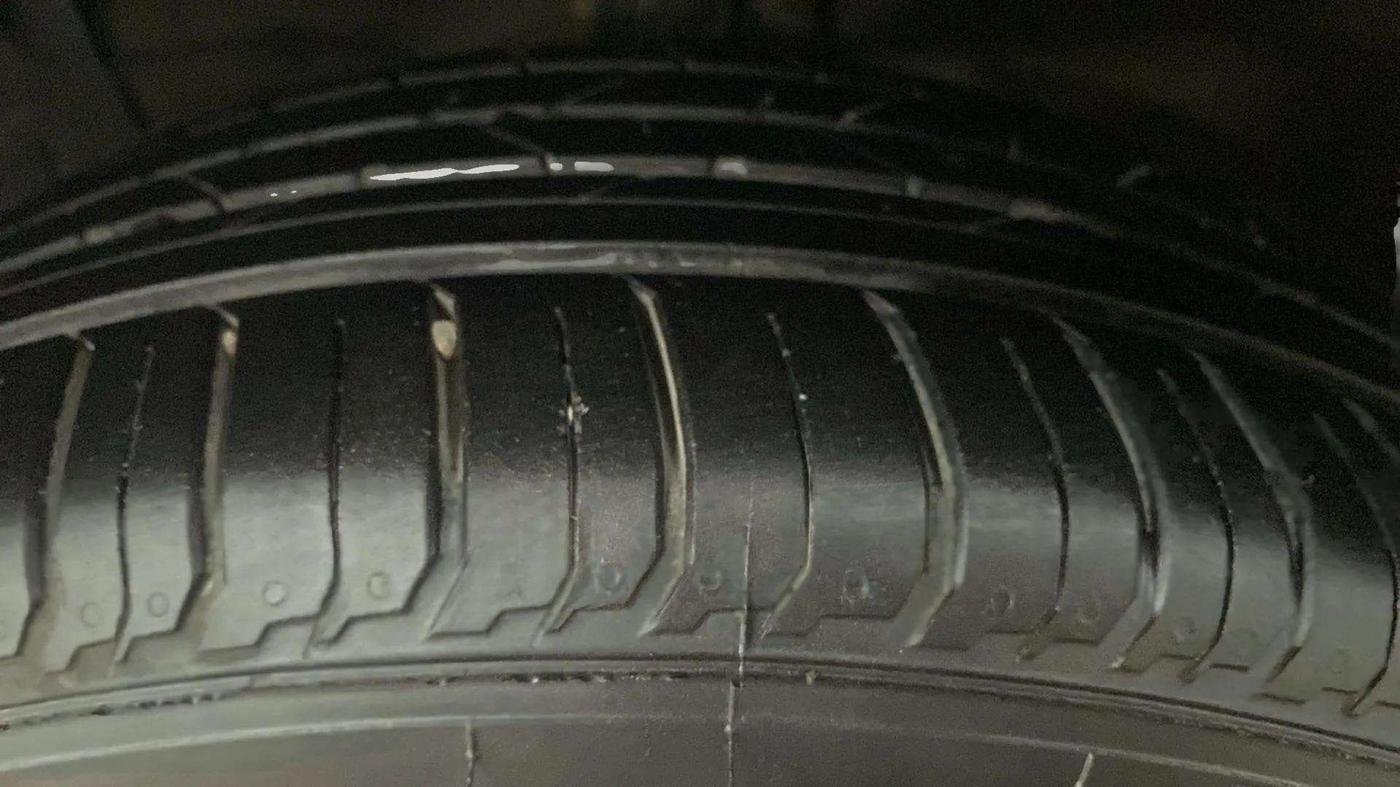 2017 Maruti Ciaz ALPHA 1.4 PETROL, Petrol, Manual, 32,225 km, Left Rear Tyre Tread
