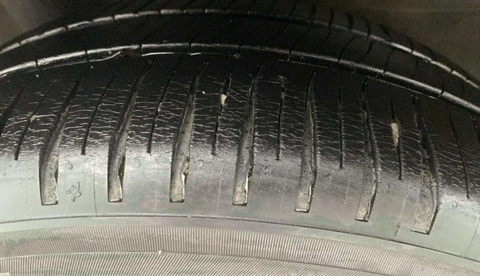 2014 Honda Brio S MT, Petrol, Manual, 78,619 km, Right Rear Tyre Tread
