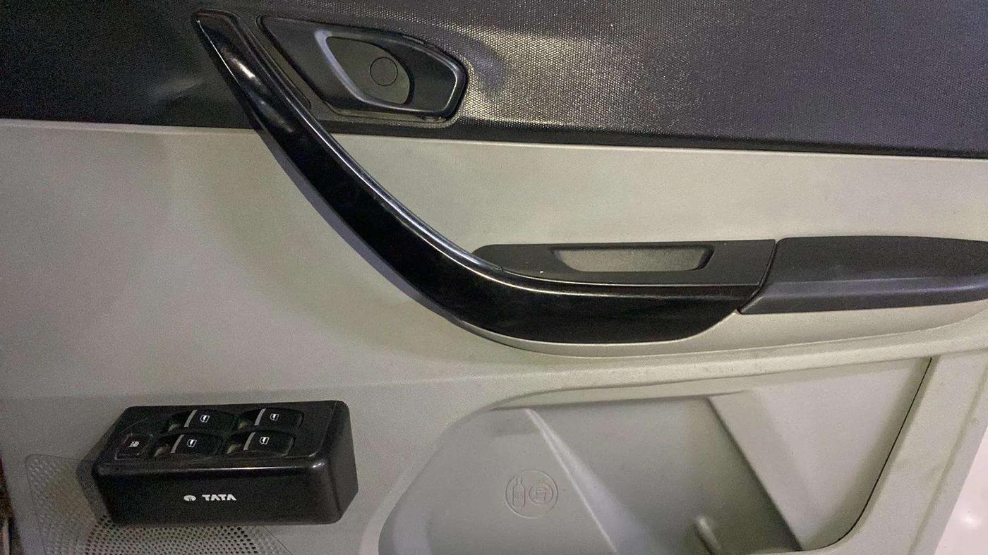 2020 Tata Tiago XE PETROL, Petrol, Manual, 28,683 km, Driver Side Door Panels Control