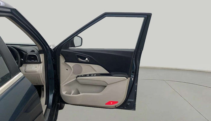 2020 Mahindra XUV300 W8 1.2 PETROL, Petrol, Manual, 72,822 km, RHS Front Door