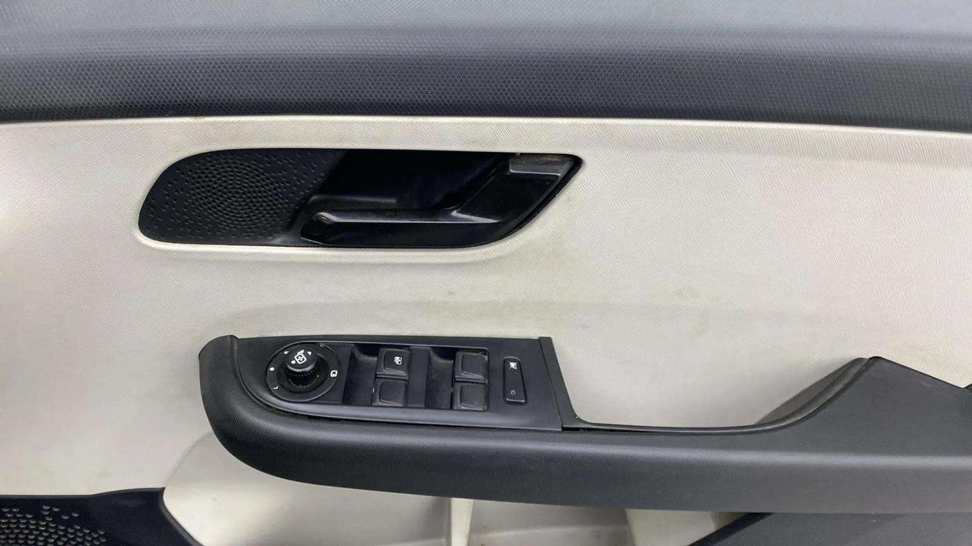 2023 Tata ALTROZ XM PLUS CNG, CNG, Manual, 18,498 km, Driver Side Door Panels Control