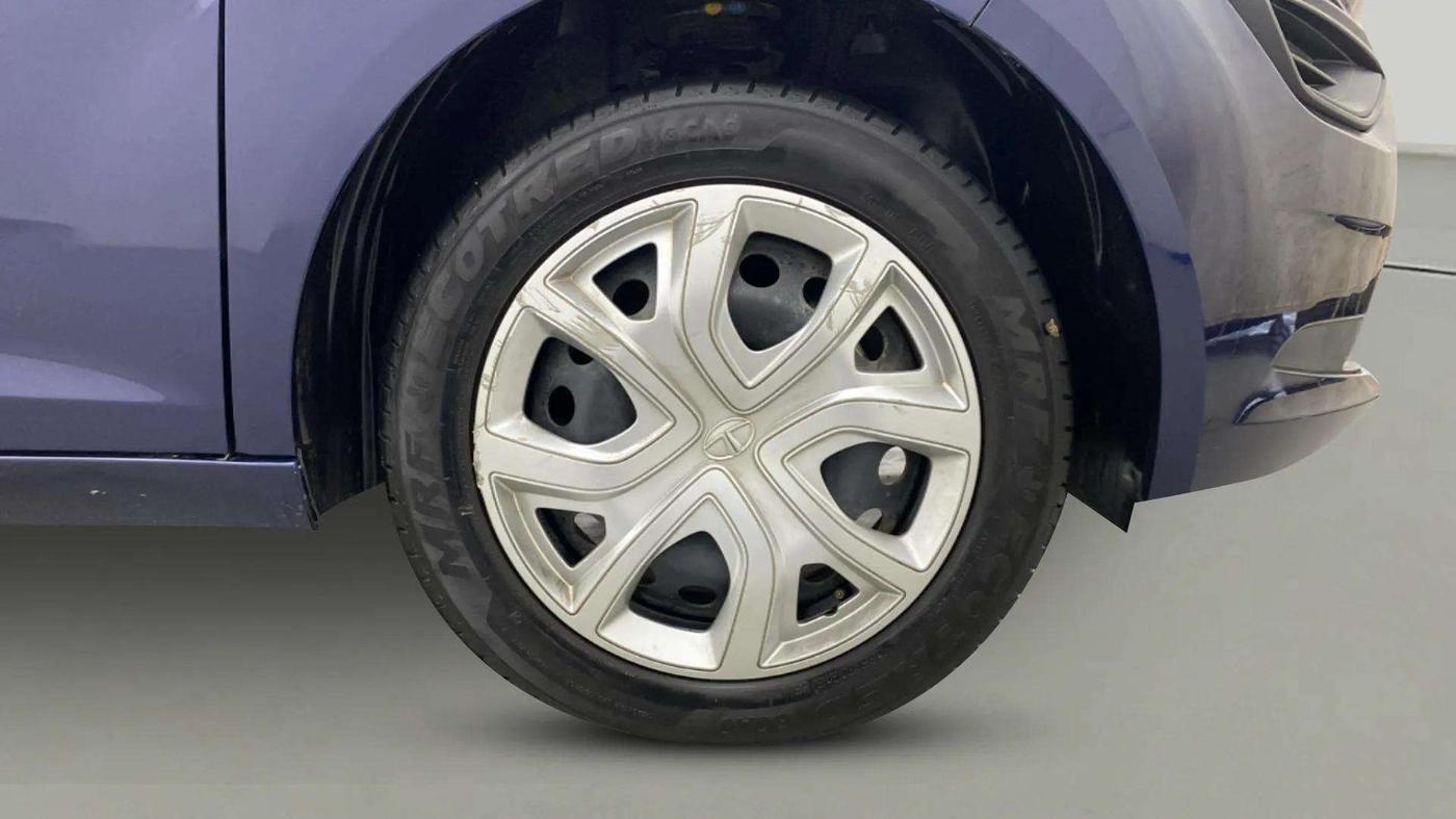 2023 Tata ALTROZ XM PLUS CNG, CNG, Manual, 18,498 km, Right Front Wheel