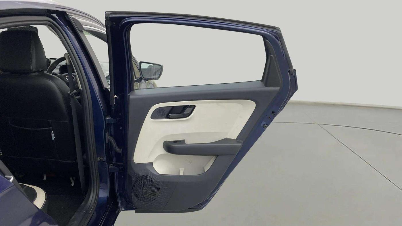 2023 Tata ALTROZ XM PLUS CNG, CNG, Manual, 18,498 km, RHS Rear Door
