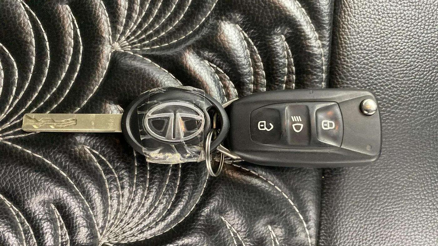 2023 Tata ALTROZ XM PLUS CNG, CNG, Manual, 18,498 km, Key Close Up