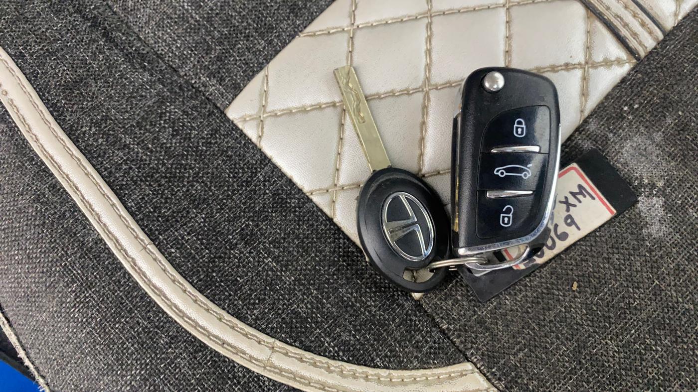 2018 Tata NEXON XM PETROL, Petrol, Manual, 93,655 km, Key Close Up