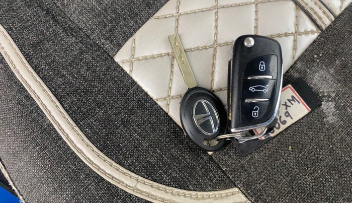 2018 Tata NEXON XM PETROL, Petrol, Manual, 93,655 km, Key Close Up