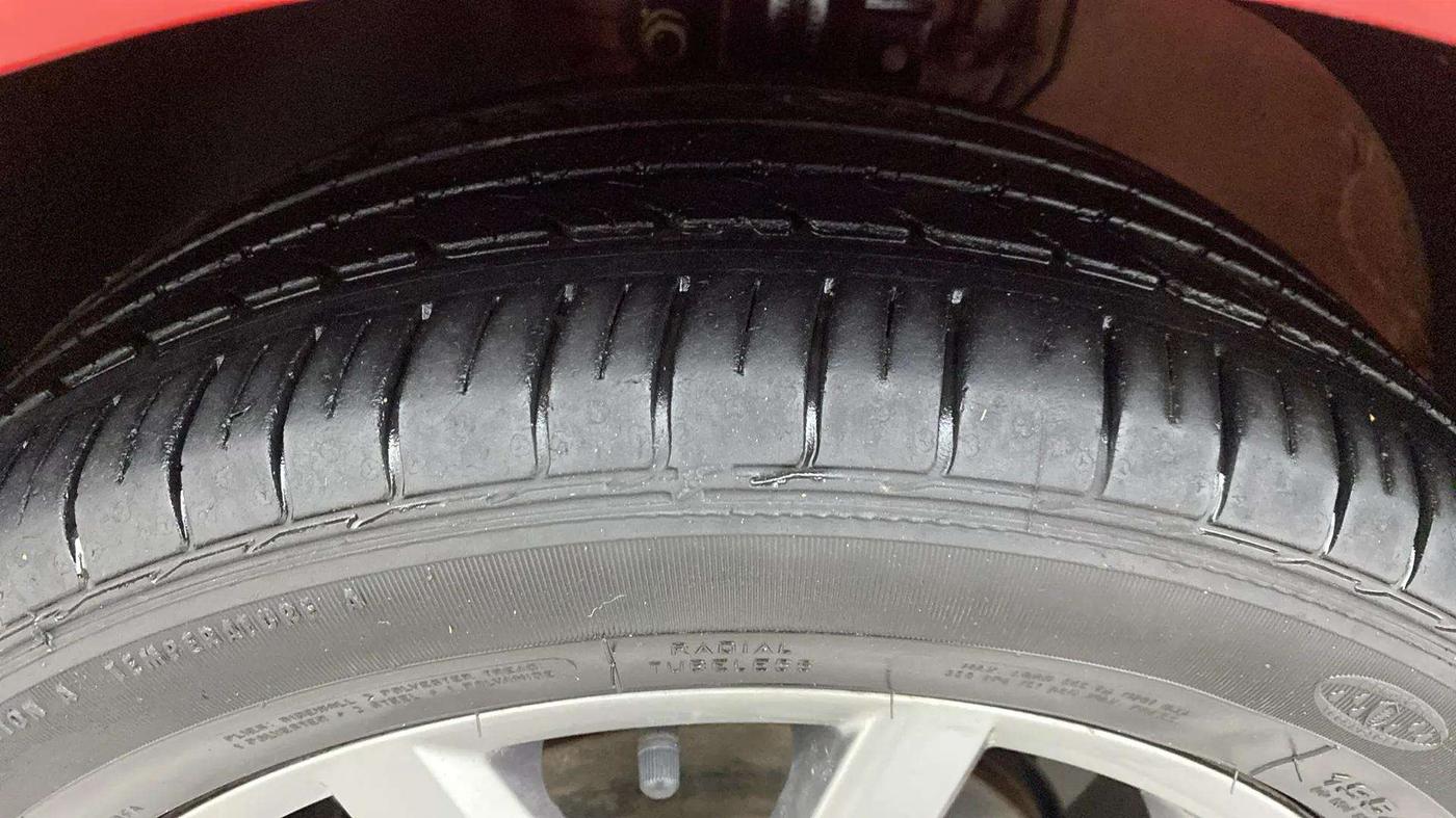 2019 Volkswagen Polo HIGHLINE PLUS 1.5 16 ALLOY, Diesel, Manual, 23,999 km, Left Front Tyre Tread