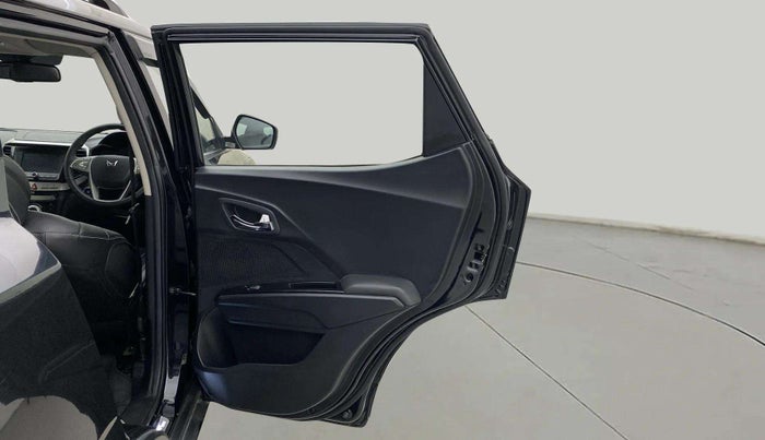 2022 Mahindra XUV300 W8 (O) 1.2 PETROL, Petrol, Manual, 22,663 km, RHS Rear Door