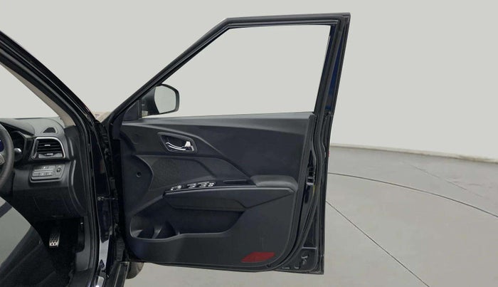 2022 Mahindra XUV300 W8 (O) 1.2 PETROL, Petrol, Manual, 22,663 km, RHS Front Door