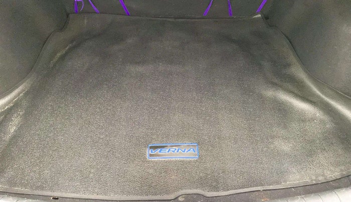 2019 Hyundai Verna 1.6 VTVT SX, Petrol, Manual, 59,032 km, Dicky (Boot door) - Tool missing
