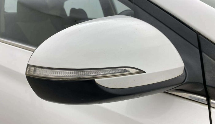 2019 Hyundai Verna 1.6 VTVT SX, Petrol, Manual, 59,032 km, Right rear-view mirror - Indicator light has minor damage
