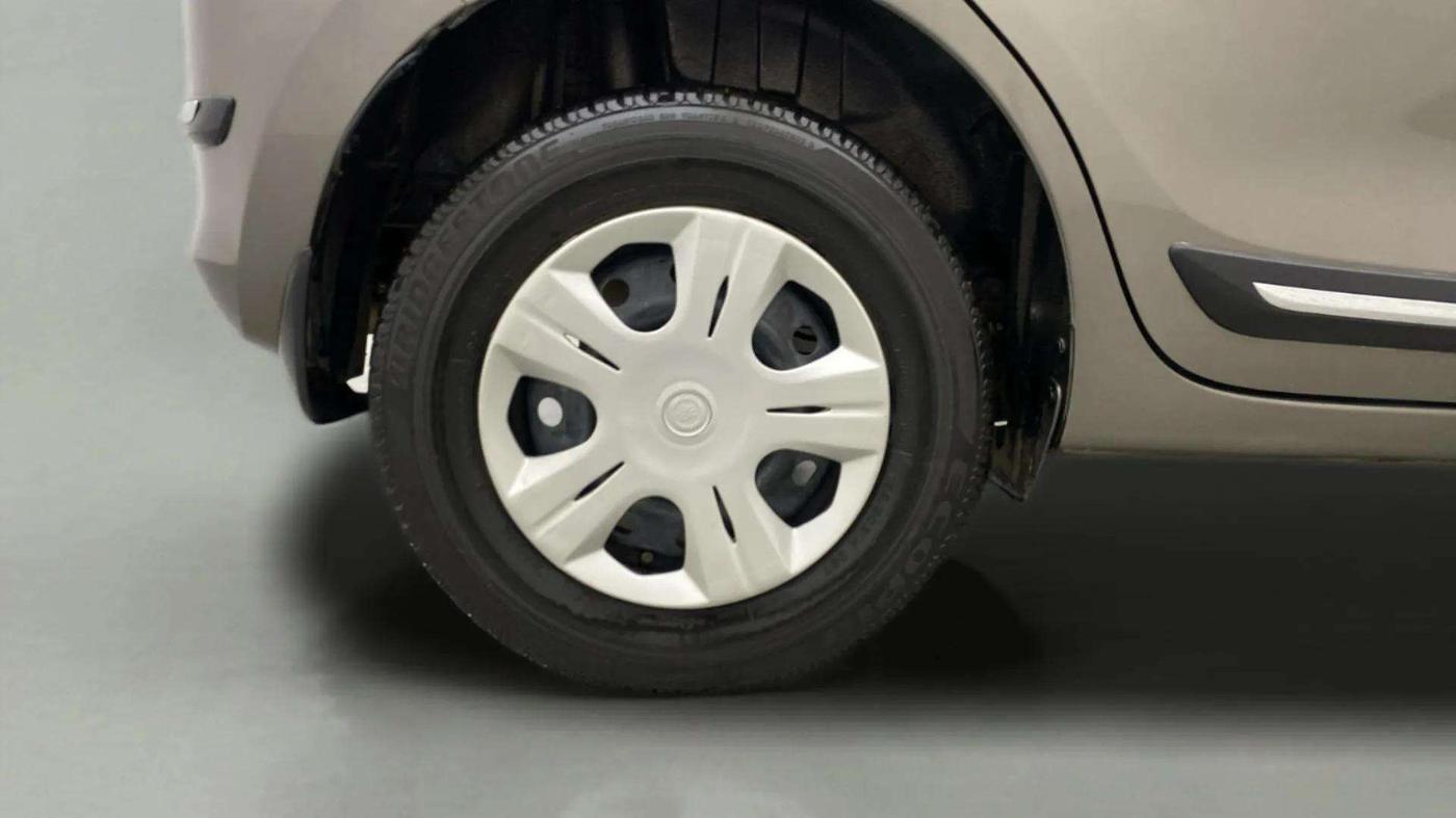 2020 Maruti Swift VXI, Petrol, Manual, 28,295 km, Right Rear Wheel
