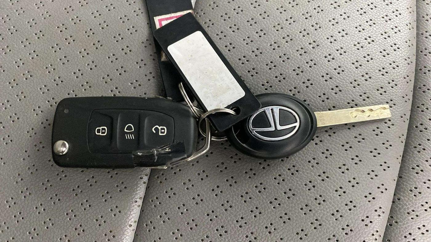 2023 Tata Tiago XT RHYTHM PETROL, Petrol, Manual, 7,040 km, Key Close Up
