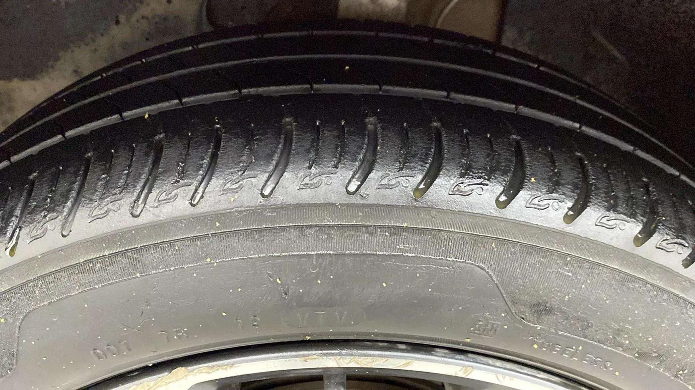 2021 Tata ALTROZ XZ PETROL, Petrol, Manual, 29,917 km, Left Front Tyre Tread