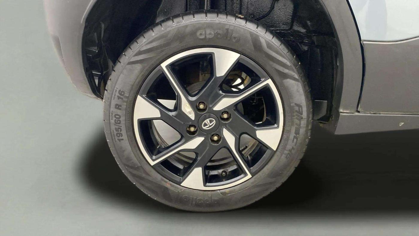 2022 Tata PUNCH CREATIVE AMT 1.2 RTN DUAL TONE, Petrol, Automatic, 35,497 km, Right Rear Wheel