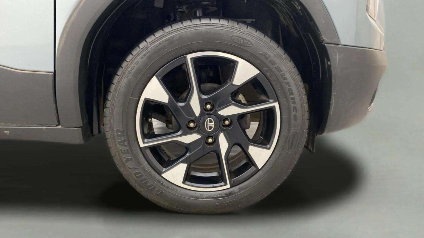2022 Tata PUNCH CREATIVE AMT 1.2 RTN DUAL TONE, Petrol, Automatic, 35,497 km, Right Front Wheel
