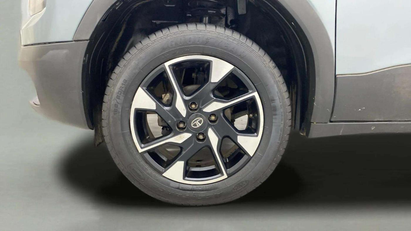 2022 Tata PUNCH CREATIVE AMT 1.2 RTN DUAL TONE, Petrol, Automatic, 35,497 km, Left Front Wheel
