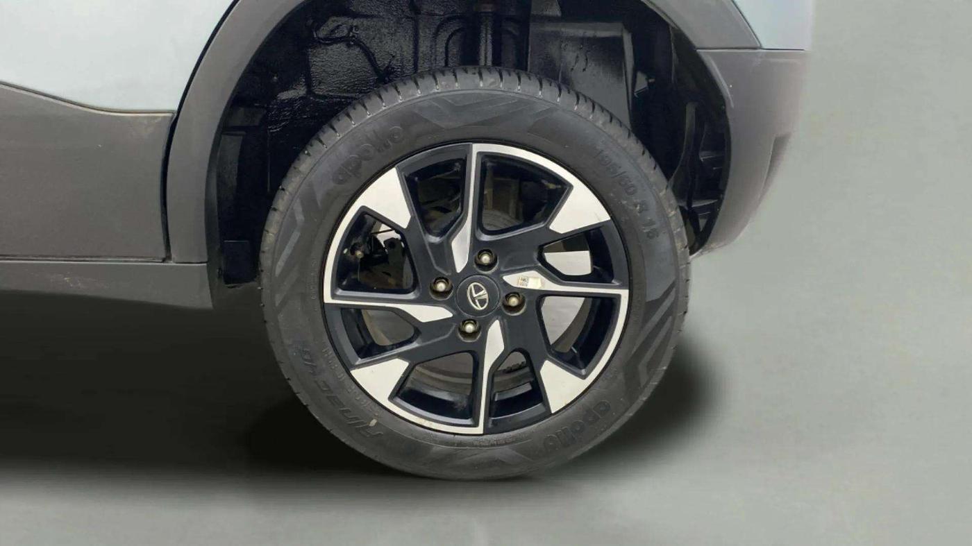 2022 Tata PUNCH CREATIVE AMT 1.2 RTN DUAL TONE, Petrol, Automatic, 35,497 km, Left Rear Wheel