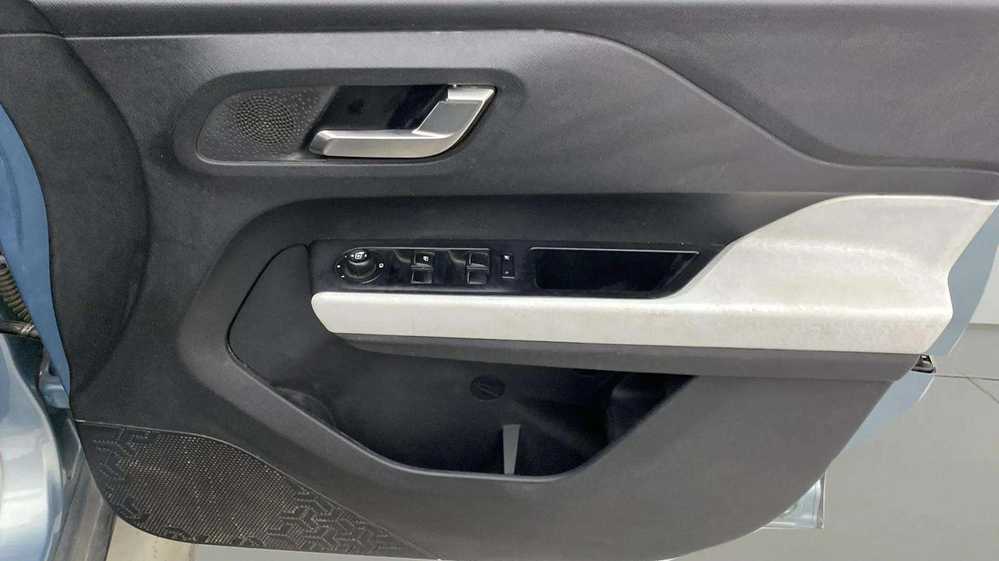 2022 Tata PUNCH CREATIVE AMT 1.2 RTN DUAL TONE, Petrol, Automatic, 35,497 km, Driver Side Door Panels Control