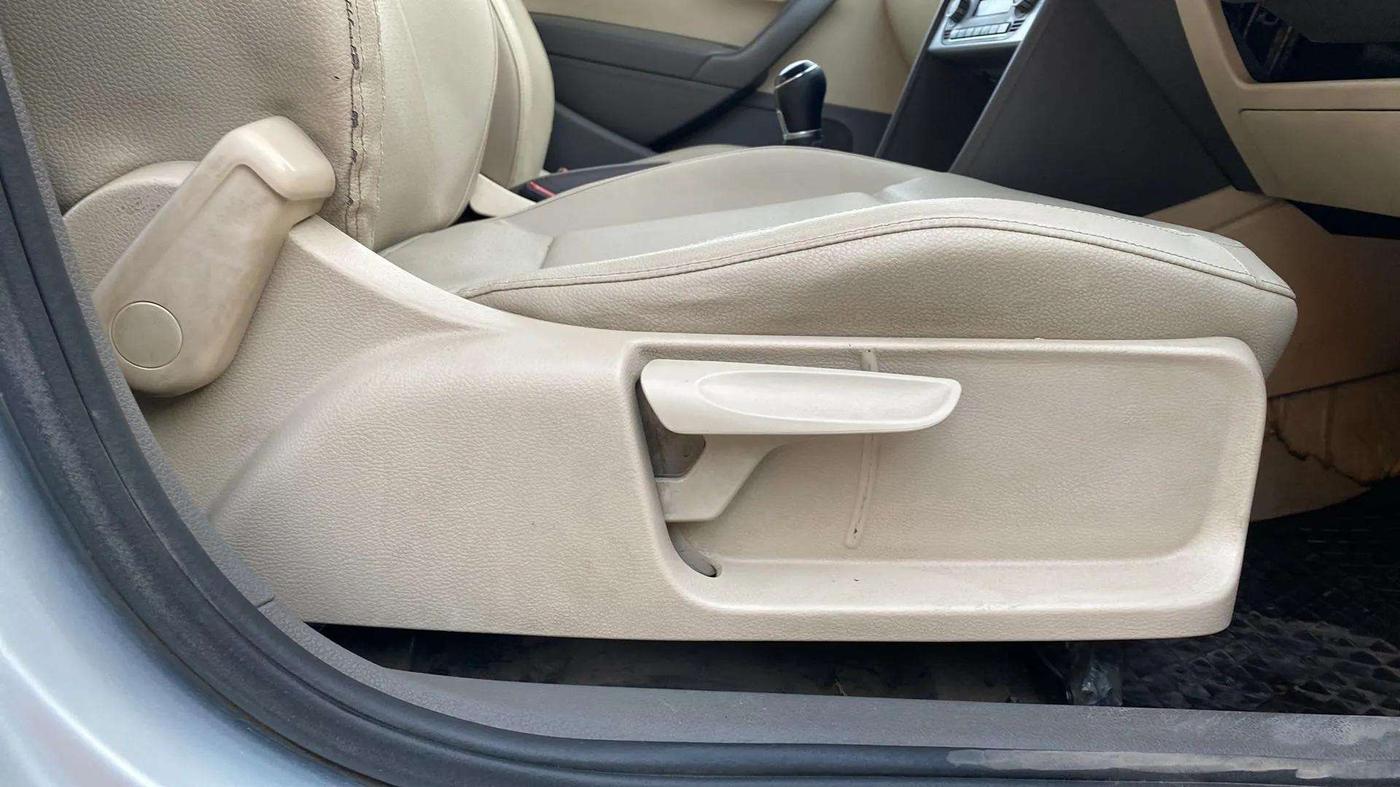 2015 Volkswagen Vento HIGHLINE 1.6 MPI, Petrol, Manual, 91,469 km, Driver Side Adjustment Panel