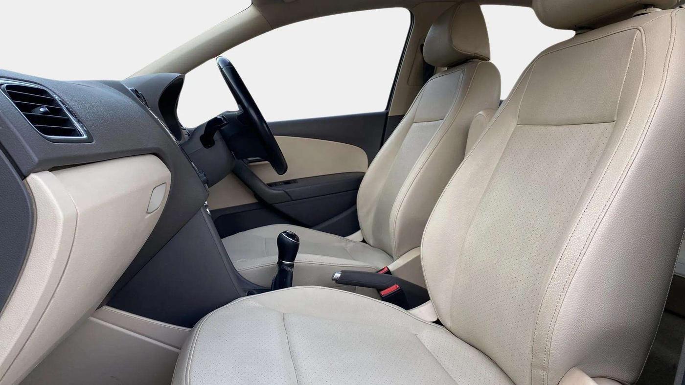 2015 Volkswagen Vento HIGHLINE 1.6 MPI, Petrol, Manual, 91,469 km, Right Side Front Door Cabin