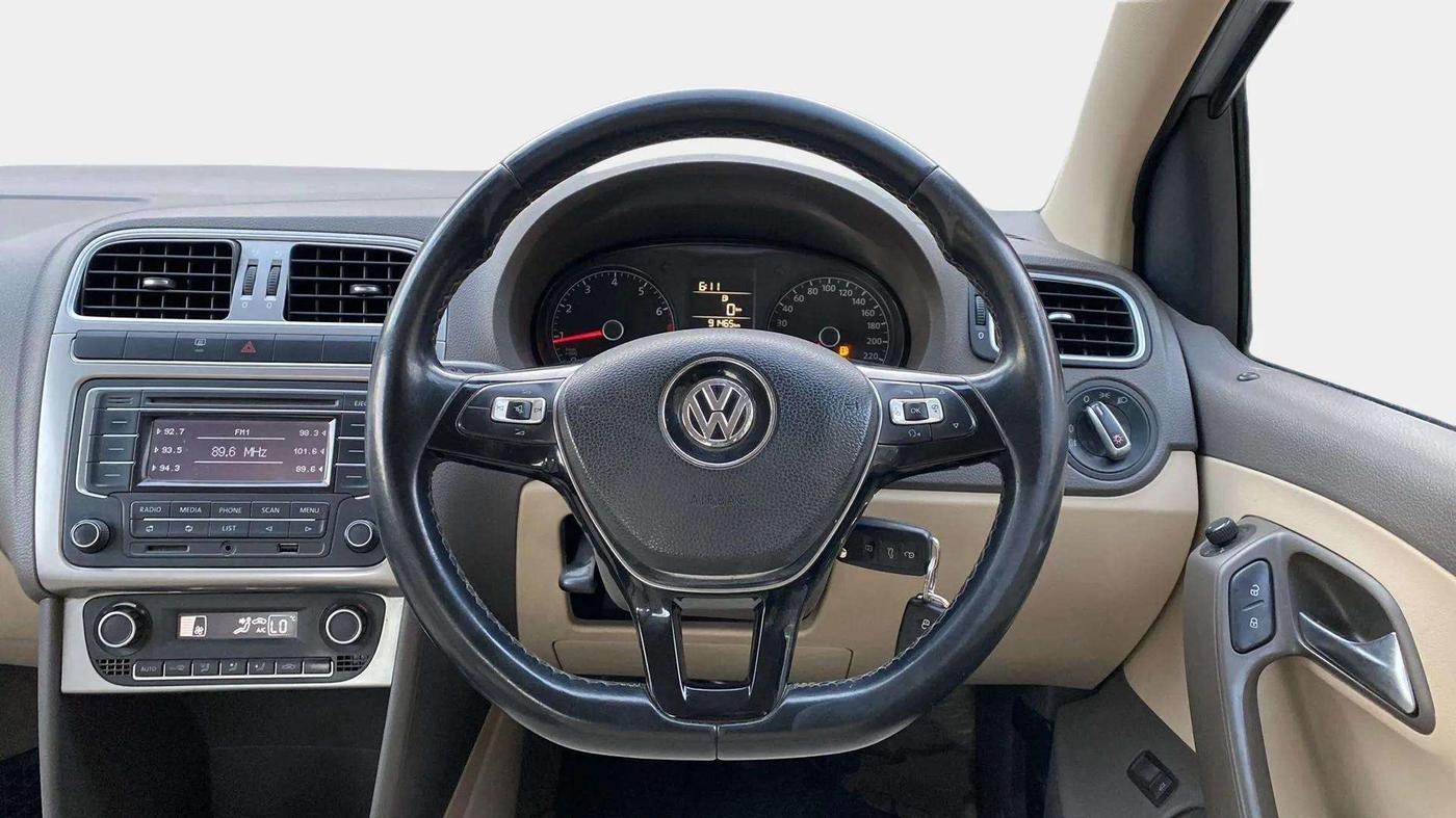 2015 Volkswagen Vento HIGHLINE 1.6 MPI, Petrol, Manual, 91,469 km, Steering Wheel Close Up