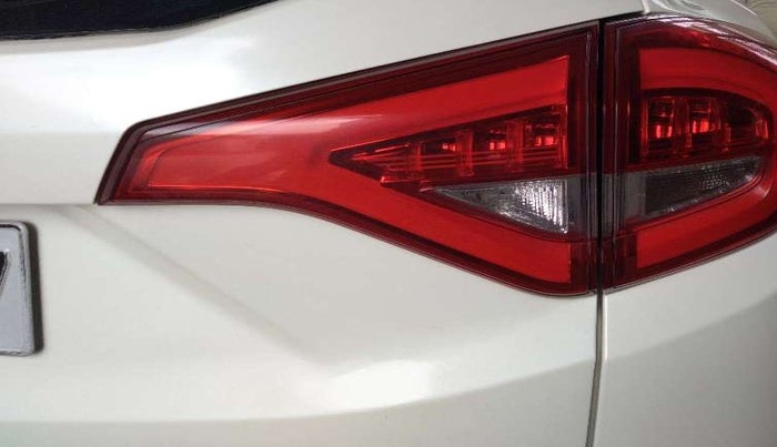 2020 Mahindra XUV300 W8 (O) 1.2 PETROL, Petrol, Manual, 34,030 km, Right tail light - Minor scratches