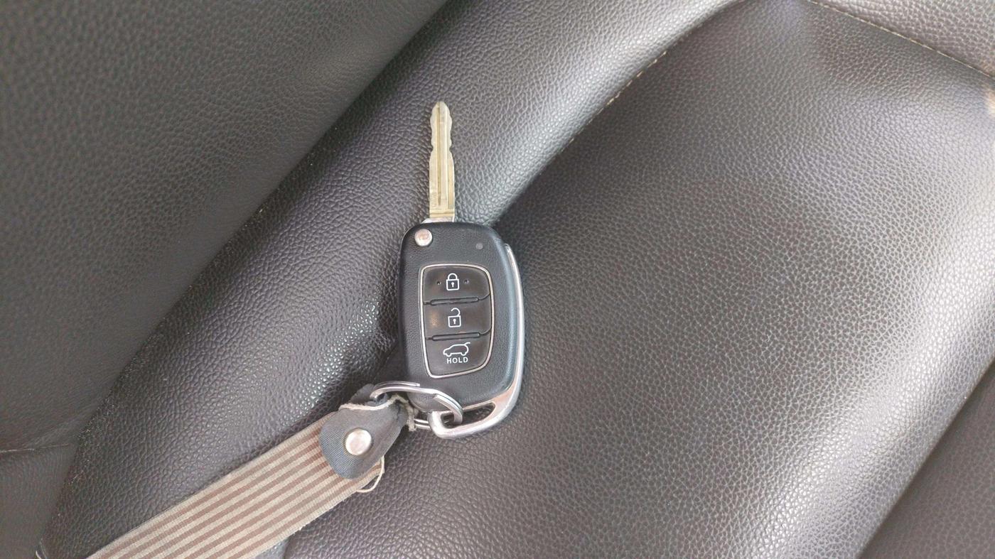 2020 Hyundai VENUE S 1.2, Petrol, Manual, 45,976 km, Key Close Up