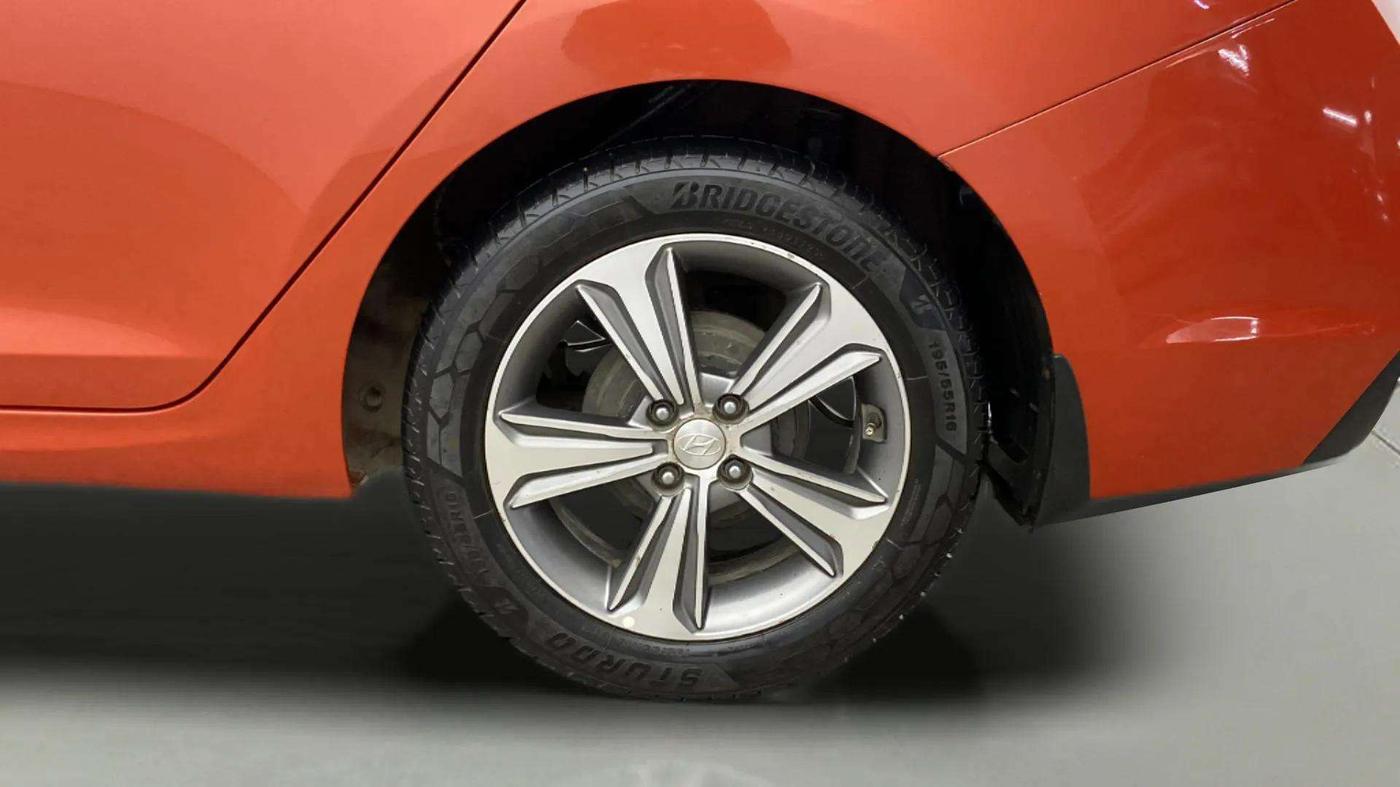 2017 Hyundai Verna 1.6 VTVT SX (O) AT, CNG, Automatic, 68,995 km, Left Rear Wheel