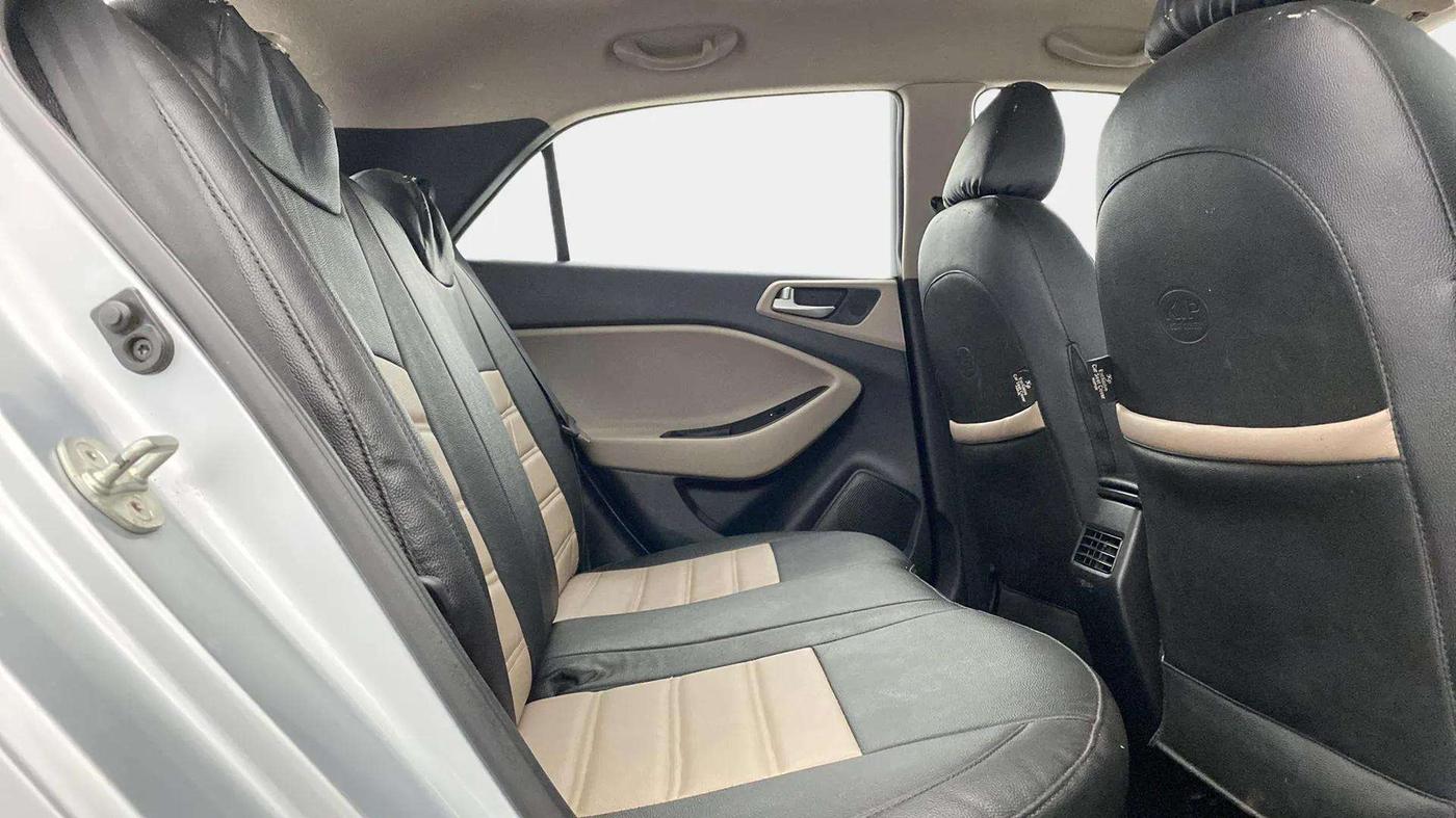 2019 Hyundai Elite i20 SPORTZ PLUS 1.2, Petrol, Manual, 34,807 km, Right Side Rear Door Cabin
