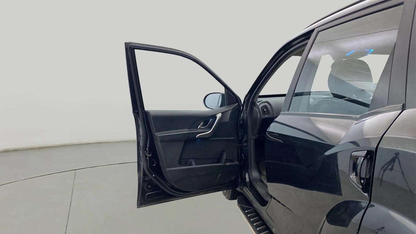 2020 Mahindra XUV500 W9, Diesel, Manual, 69,255 km, LHS Front Door