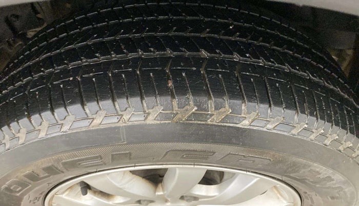 2020 Mahindra XUV500 W9, Diesel, Manual, 68,580 km, Left Front Tyre Tread