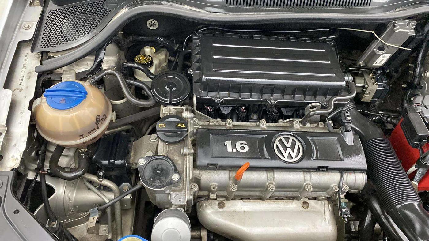 2013 Volkswagen Vento HIGHLINE 1.6 MPI, Petrol, Manual, 83,338 km, Engine View - Right