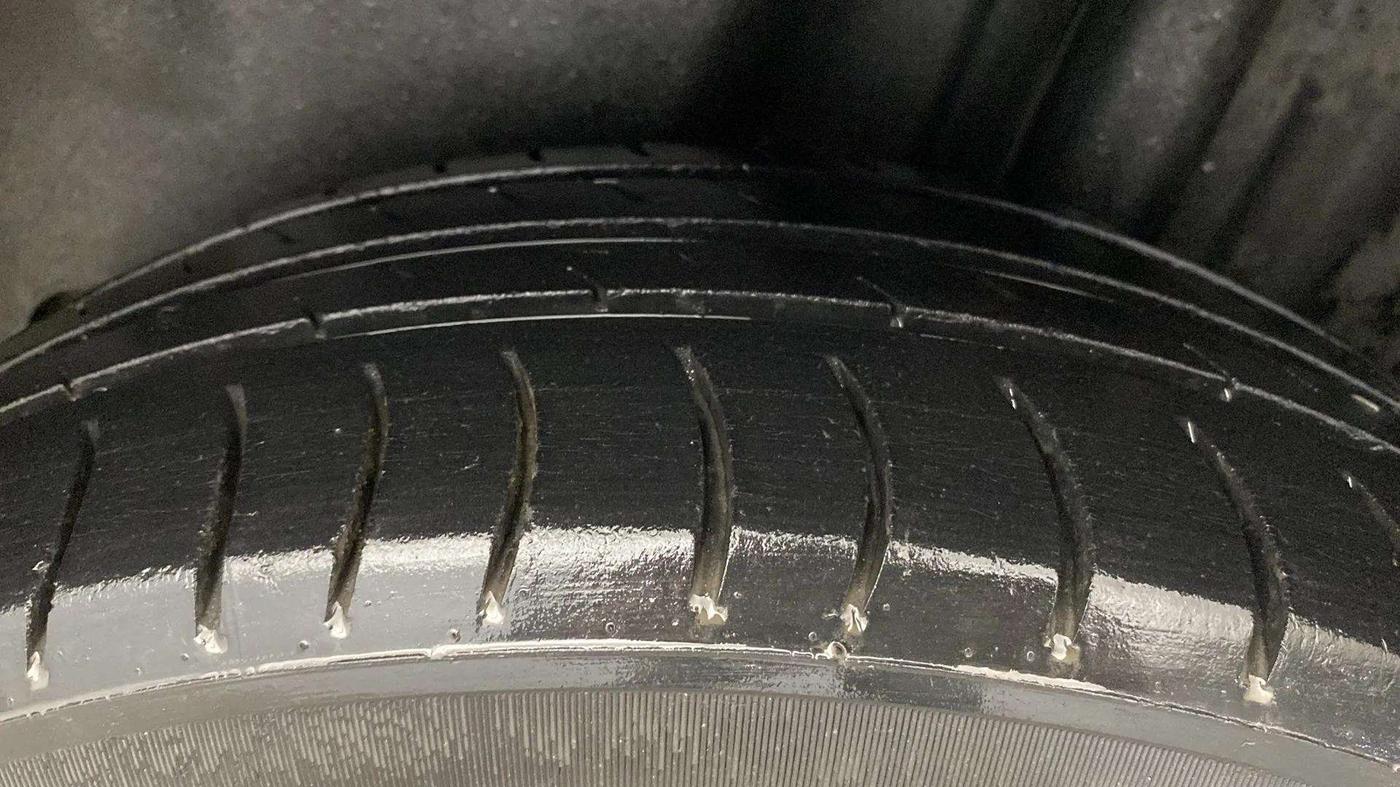 2013 Volkswagen Vento HIGHLINE 1.6 MPI, Petrol, Manual, 83,338 km, Left Rear Tyre Tread
