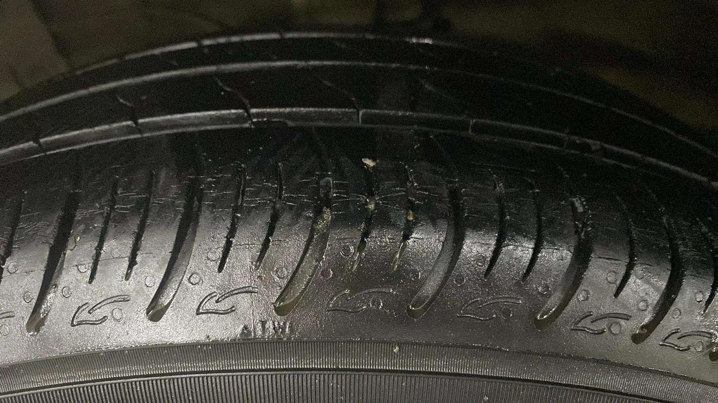 2015 Maruti Ciaz VXI+, Petrol, Manual, 74,002 km, Left Front Tyre Tread