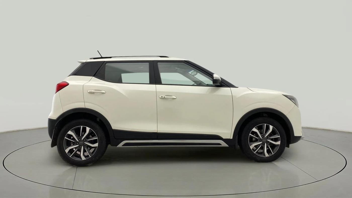 2019 Mahindra XUV300 W8 (O) 1.5 DIESEL, Diesel, Manual, 94,064 km, Right Side View
