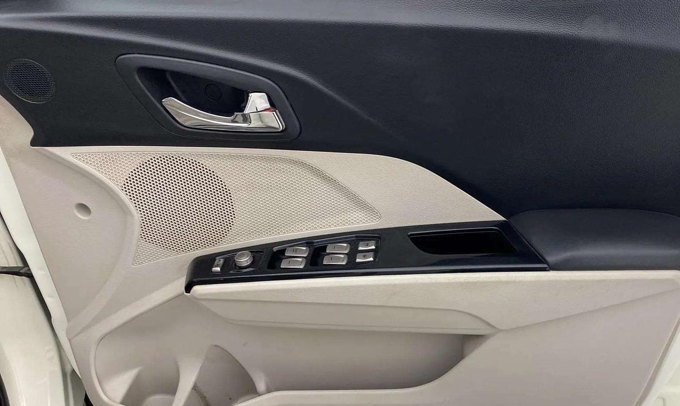 2019 Mahindra XUV300 W8 (O) 1.5 DIESEL, Diesel, Manual, 94,064 km, Driver Side Door Panels Control