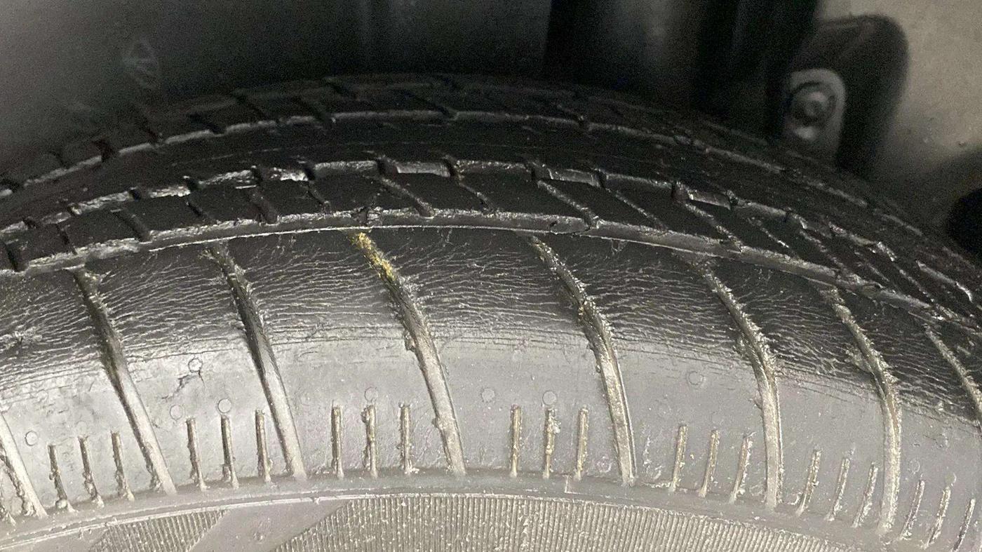 2015 Maruti Ertiga VXI, Petrol, Manual, 26,155 km, Left Rear Tyre Tread