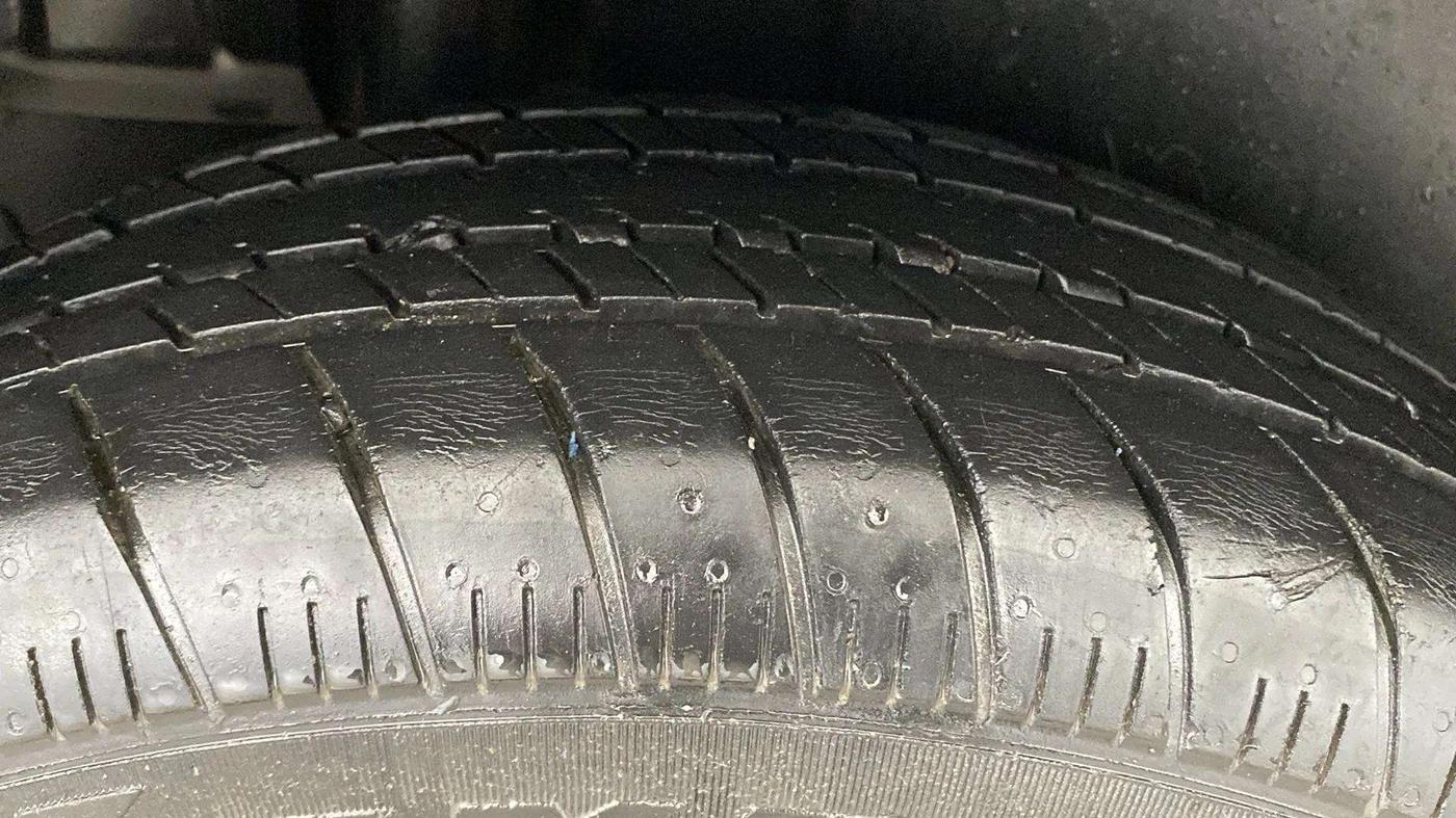 2015 Maruti Ertiga VXI, Petrol, Manual, 26,155 km, Right Rear Tyre Tread