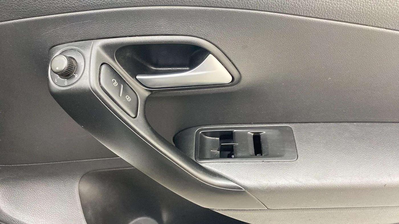 2018 Volkswagen Polo COMFORTLINE 1.0L MPI, Petrol, Manual, 96,038 km, Driver Side Door Panels Control