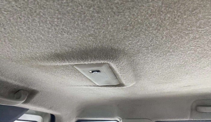 2018 Mahindra TUV300 T8, Diesel, Manual, 89,509 km, Ceiling - Roof light switch minor crack