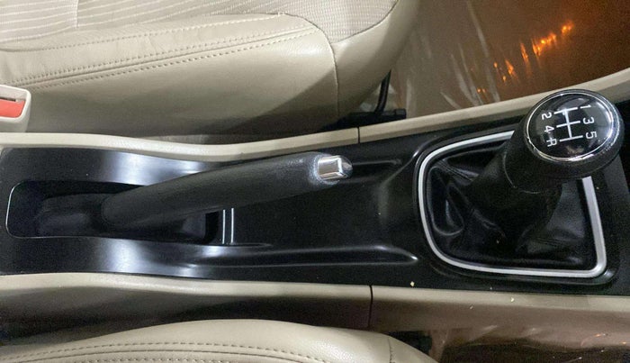 2015 Maruti Ciaz ZXI, Petrol, Manual, 74,154 km, Gear Lever