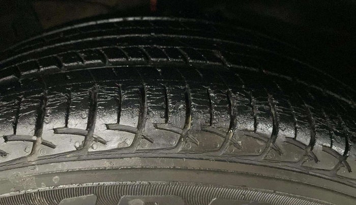 2015 Maruti Ciaz ZXI, Petrol, Manual, 74,154 km, Left Front Tyre Tread