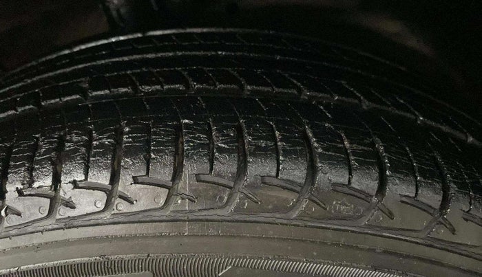 2015 Maruti Ciaz ZXI, Petrol, Manual, 74,154 km, Left Rear Tyre Tread