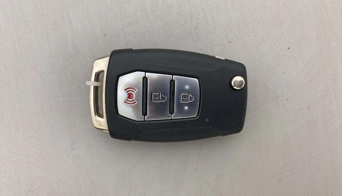 2021 Mahindra XUV300 W8 (O) 1.2 PETROL, Petrol, Manual, 68,067 km, Key Close Up